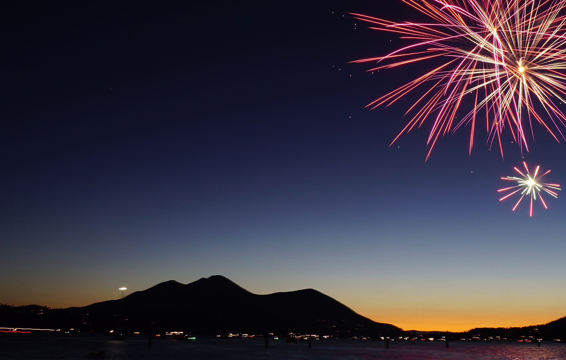 Clear Lake Fireworks dazzle on the Fourth of July