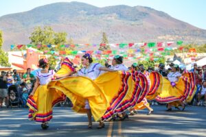 Dia de la Independencia dancing